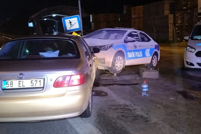 Kontrolden çıktı, polis maketine çarptı