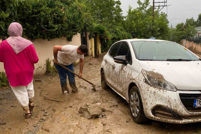 Bursa’da taşan dere araçları önüne kattı