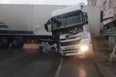 Kaygan yolda yan dönen tır yolu kapadı