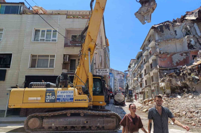 Mudanya'da yıkılan binalar trafiğe yol açtı!