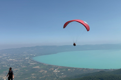 İznik Gölü'nde yamaç paraşütüne akın başladı