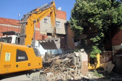 Osmangazi’de metruk binalar yıkılıyor