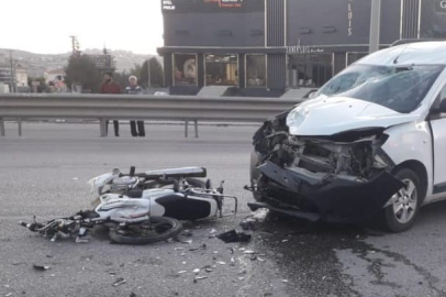 Bursa'da motosiklet ile hafif ticari araç kafa kafaya çapıştı