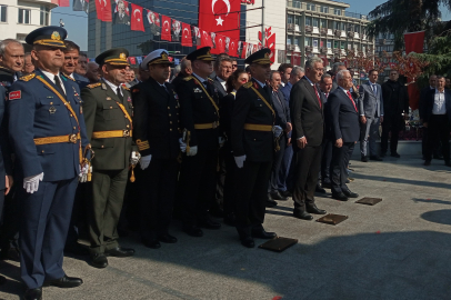 Bursa’da cumhuriyetin 101. yılı çelenk töreniyle kutlandı