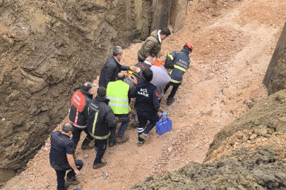 Toprak altında kalan işçiyi kurtarmak için itfaiye erleri zamanla yarıştı