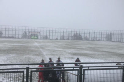 Keles'te yoğun kar maçı tatil etti!