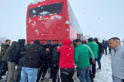 Bursaspor taraftar otobüsü karda mahsur kaldı