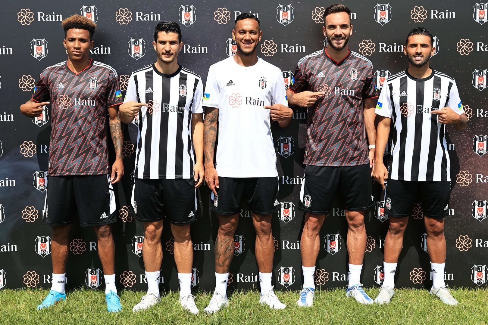 Beşiktaş'ın yeni sezon formaları tanıtıldı