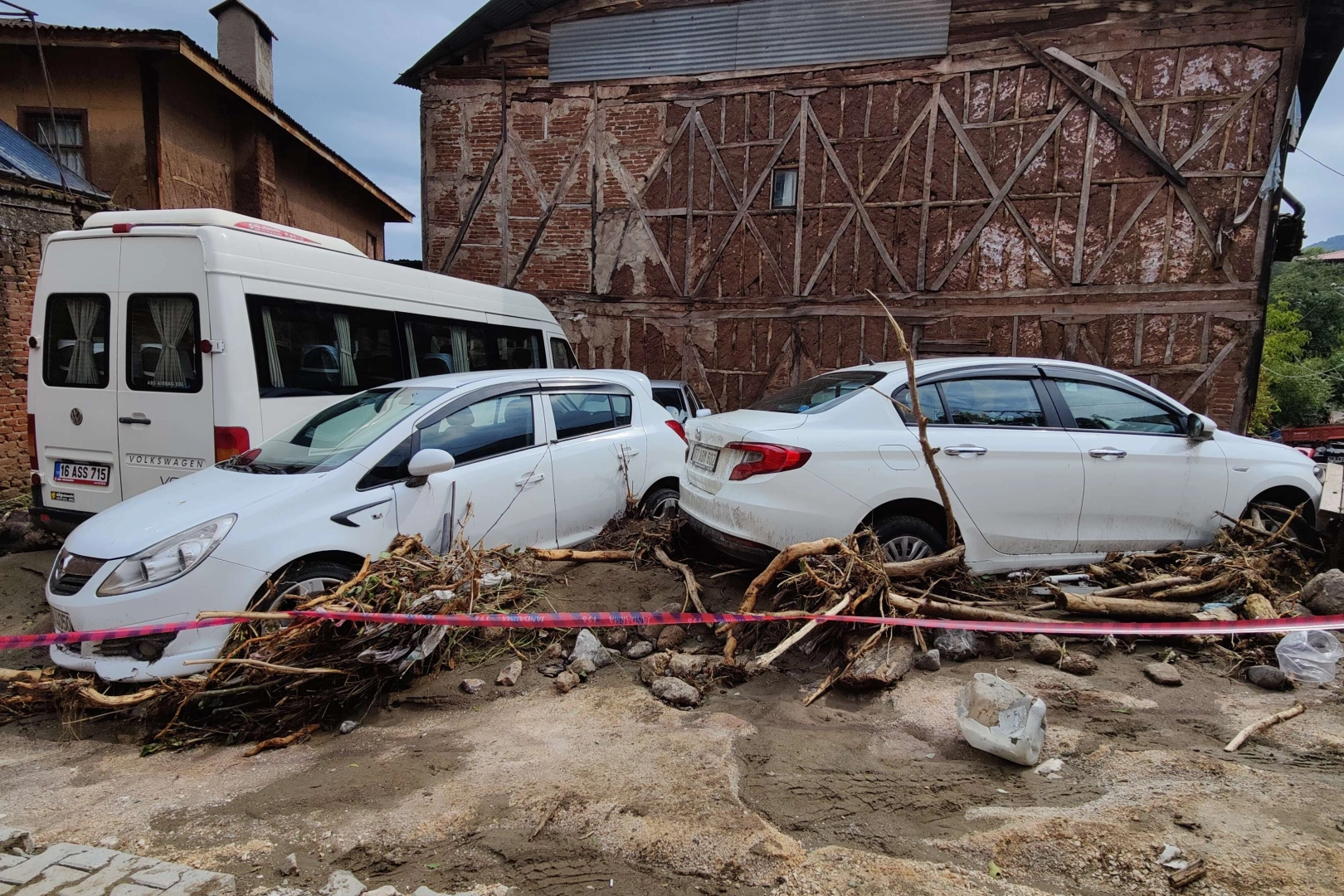 Dere taştı, hayat durdu...Bursa'da selin bilançosu gün aydınlanınca ortaya çıktı