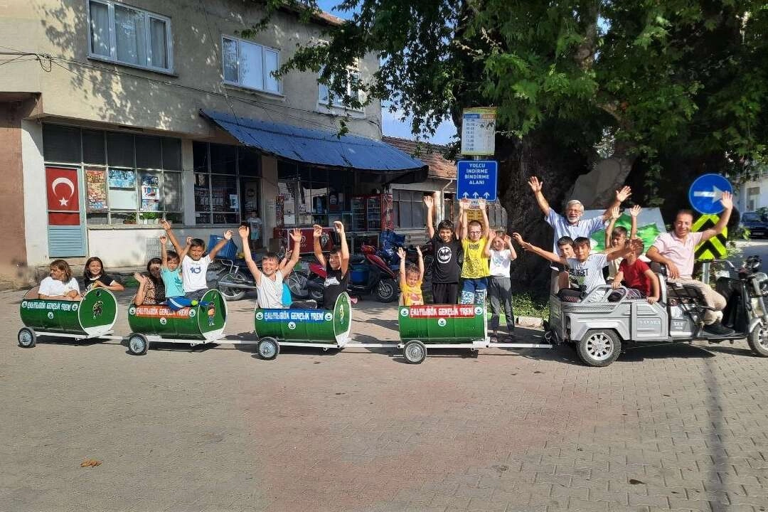 Köyde çocuklar için tren yaptılar