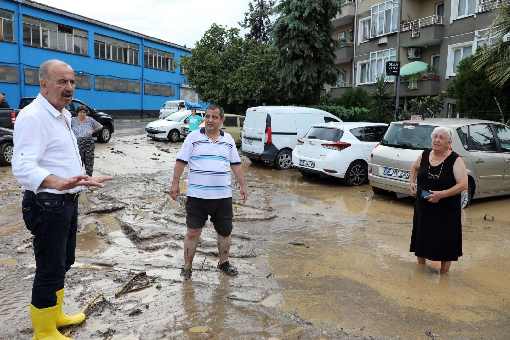 Mudanya Belediyesi ekiplerinden sel sonrası anında müdahale