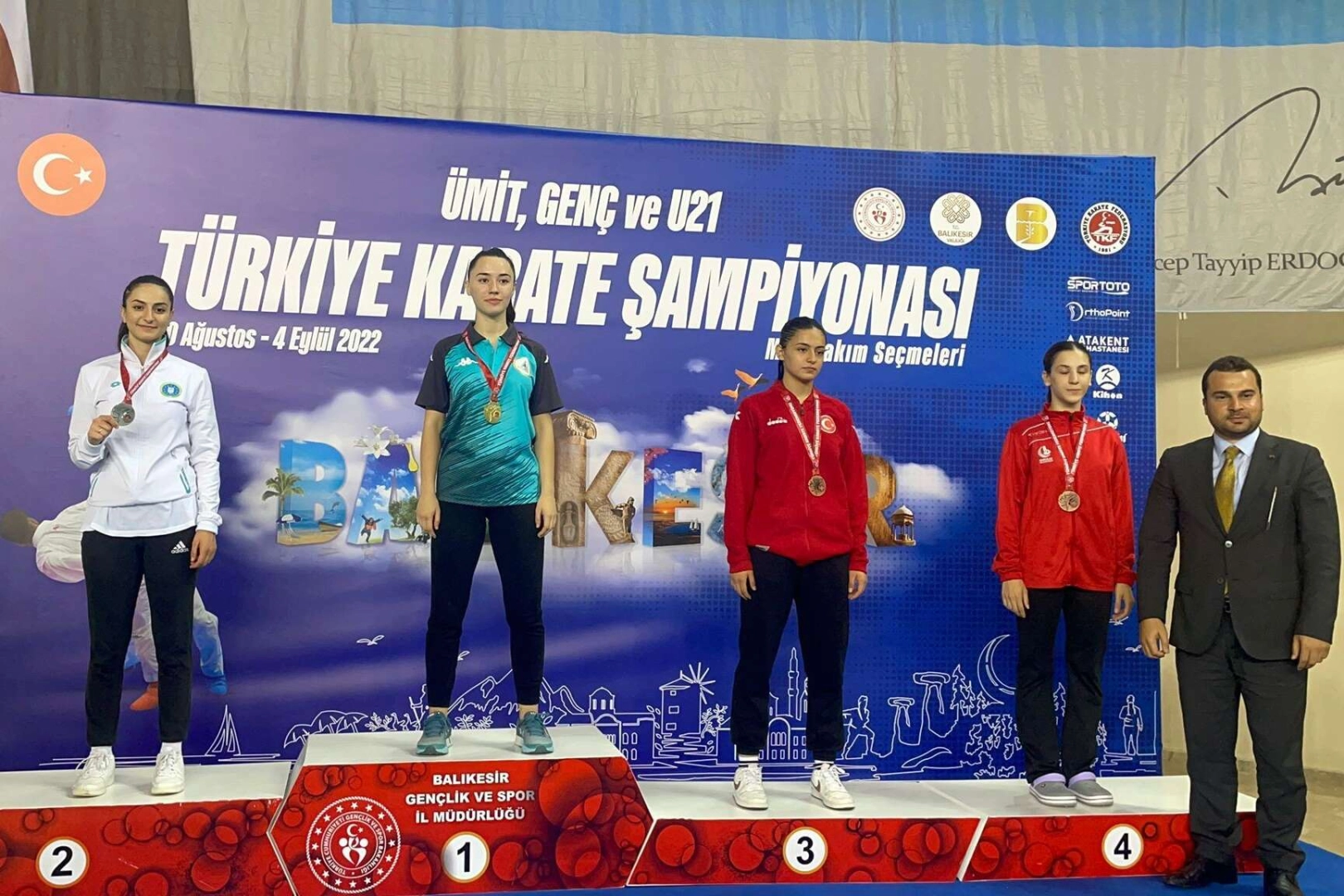 Ümit Genç ve U21 Türkiye Karate Şampiyonası'nda Bursa Büyükşehir Belediyesporlu karatecilerden 5 madalya