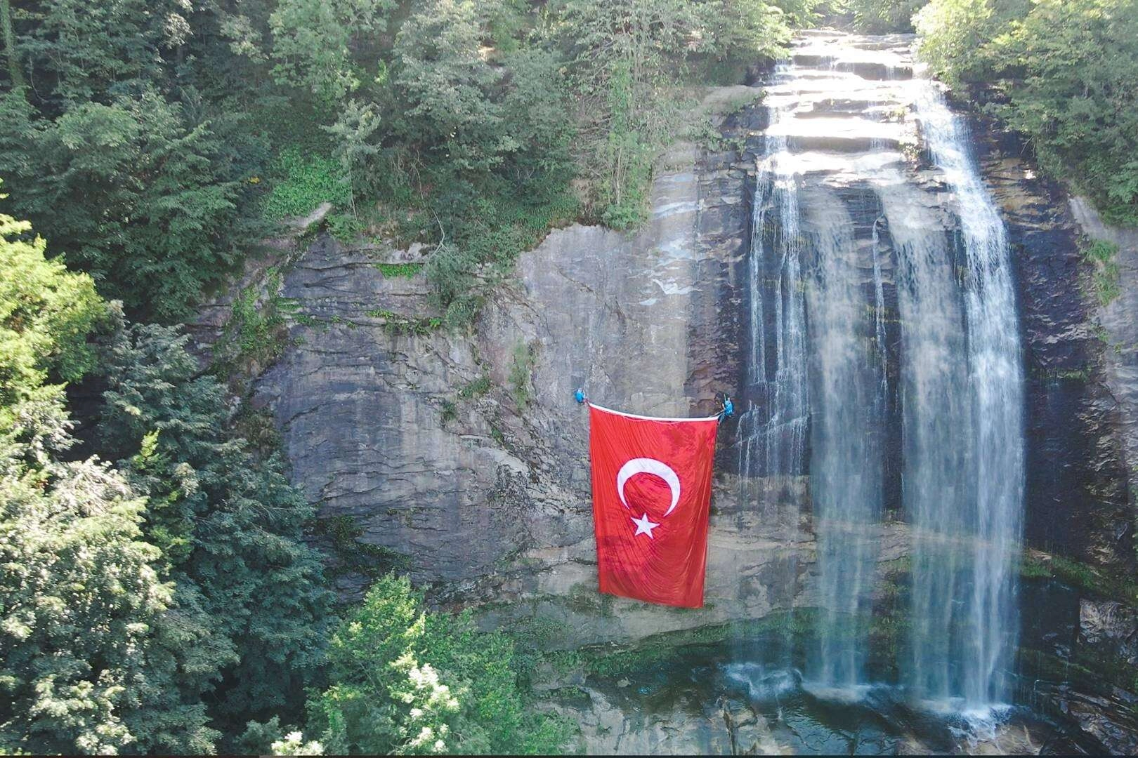 Dev Türk Bayrağı Suuçtu'nun güzelliğine güzellik kattı