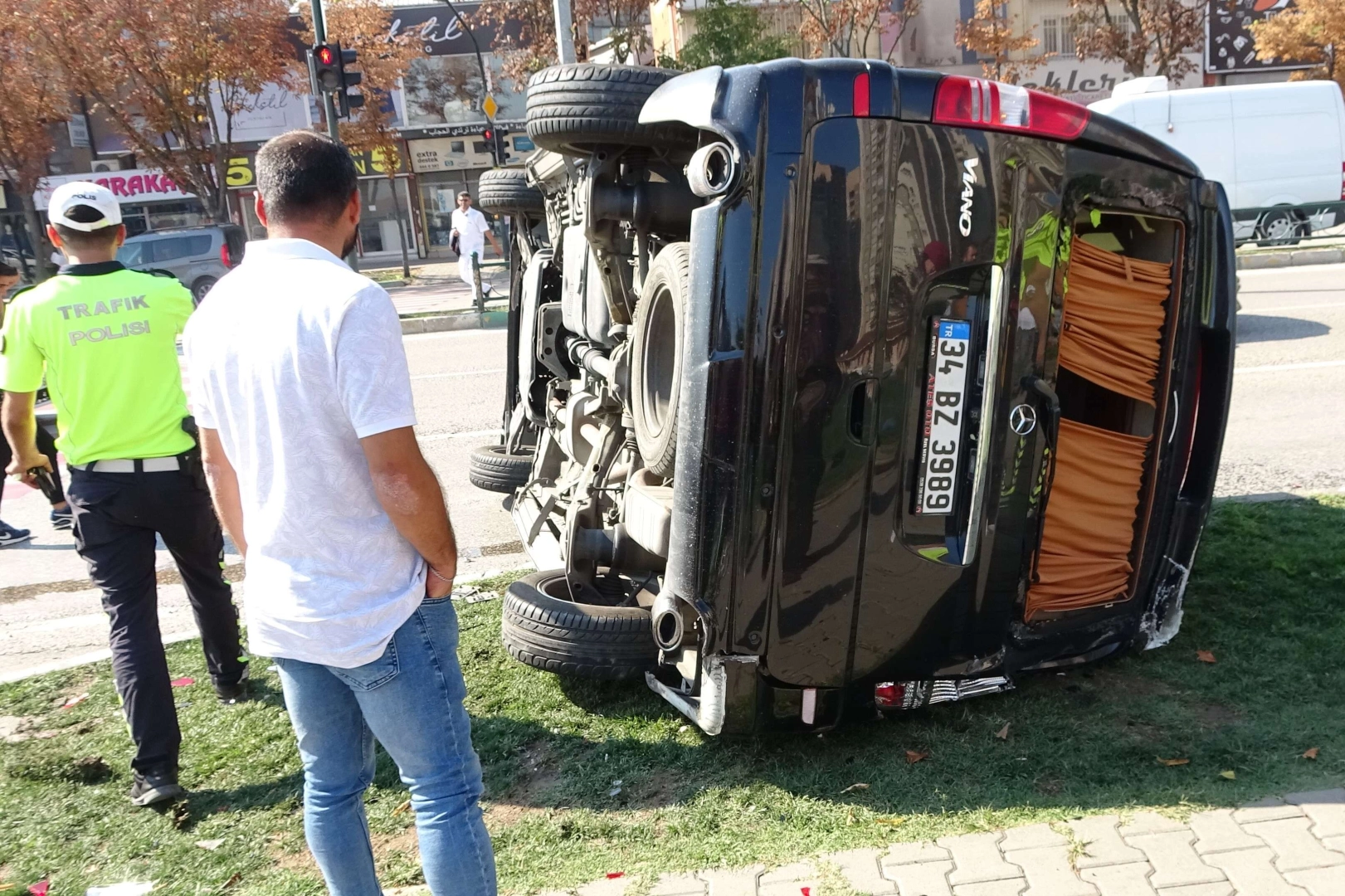 Tur minibüsü hasta nakil minibüsüne arkadan çarptı; şoför yan yatan minibüsten kendi çıktı