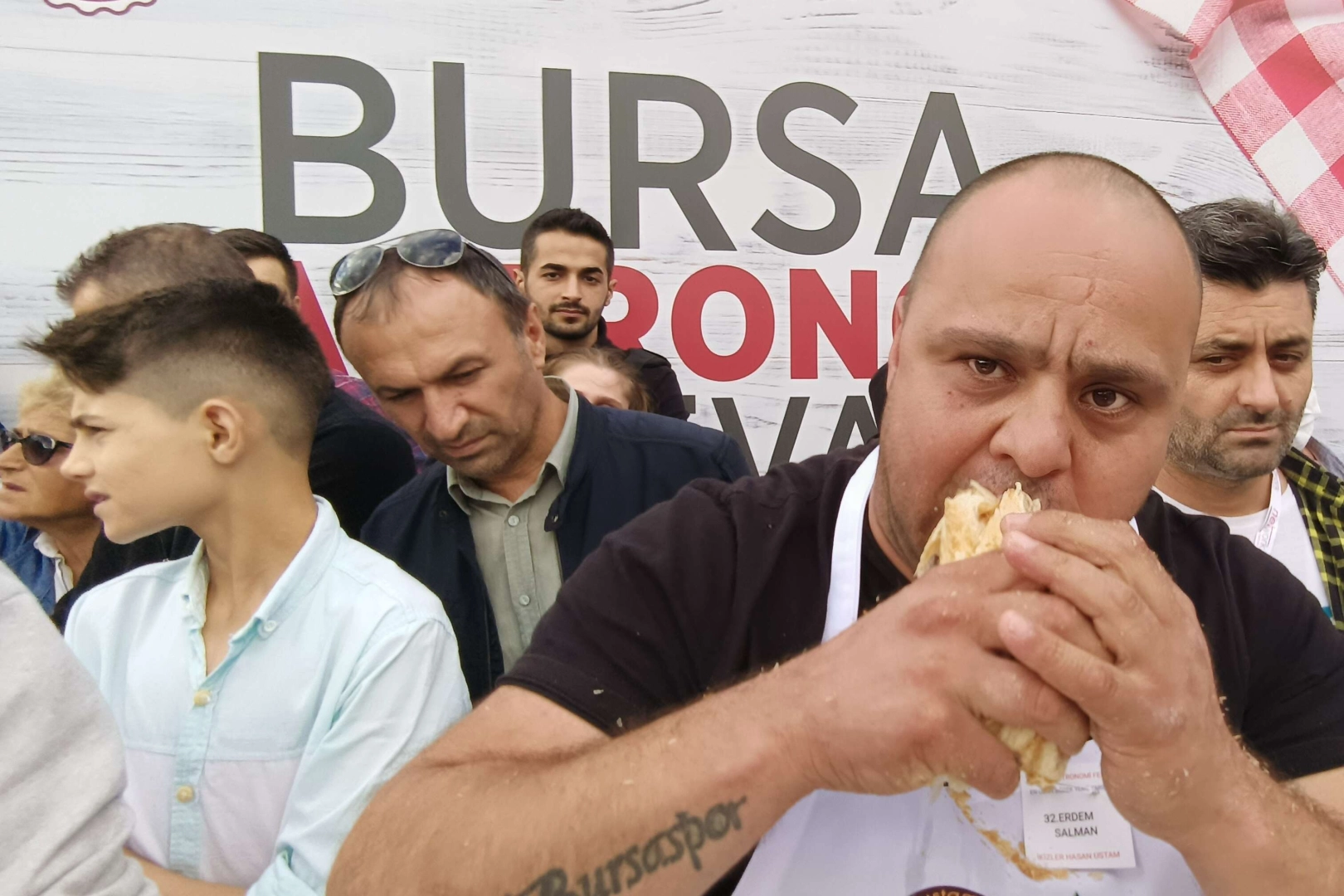 5 bin lira ödül için 16 metre börek yedi