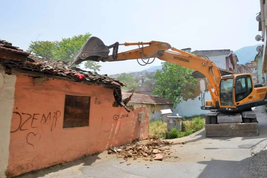 Yıldırım Belediyesi 461 metruk binayı yıktı