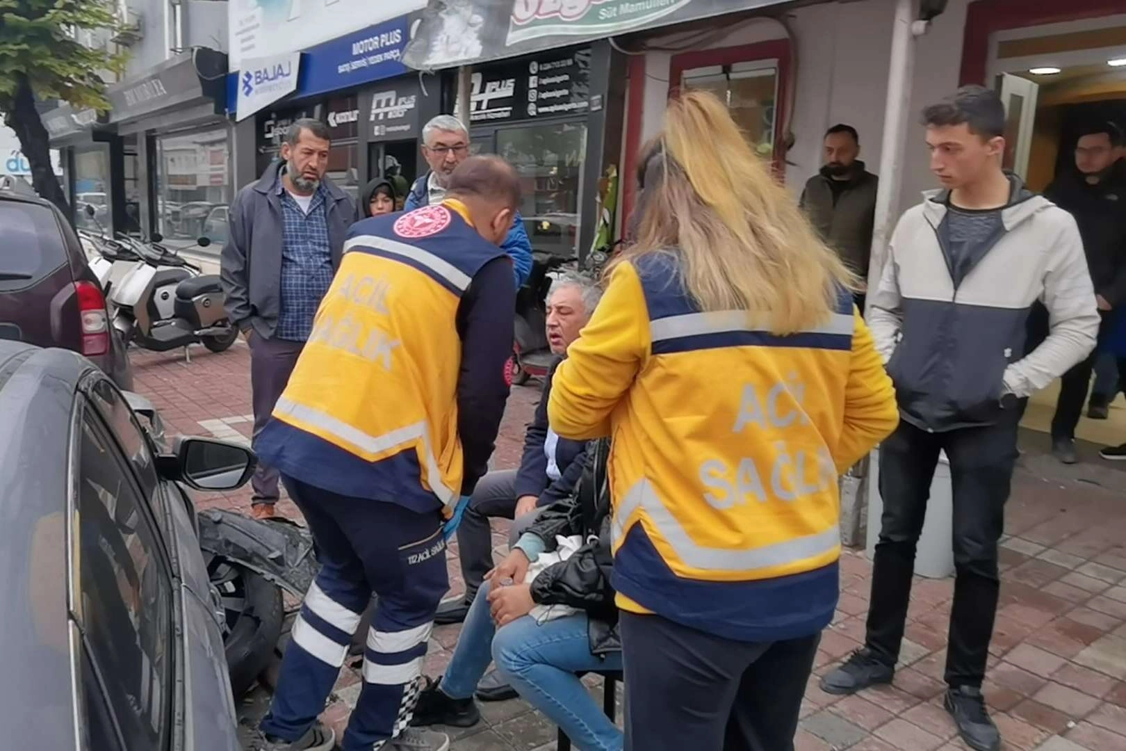 Bursa'da sara nöbeti geçiren sürücü park halindeki araçlara çarptı