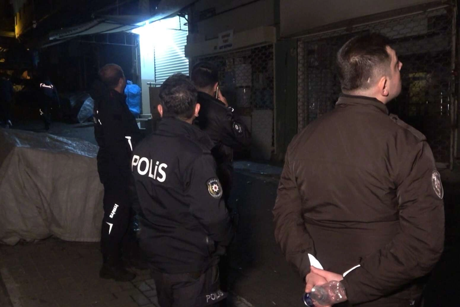 İş yerinde uyuyakalınca polis ve itfaiye ekiplerini ayağa kaldırdı