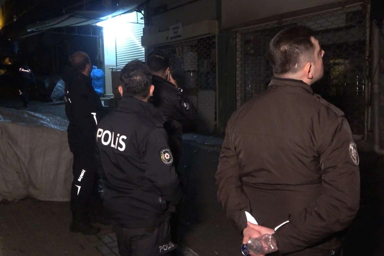 İş yerinde uyuyakalınca polis ve itfaiye ekiplerini ayağa kaldırdı