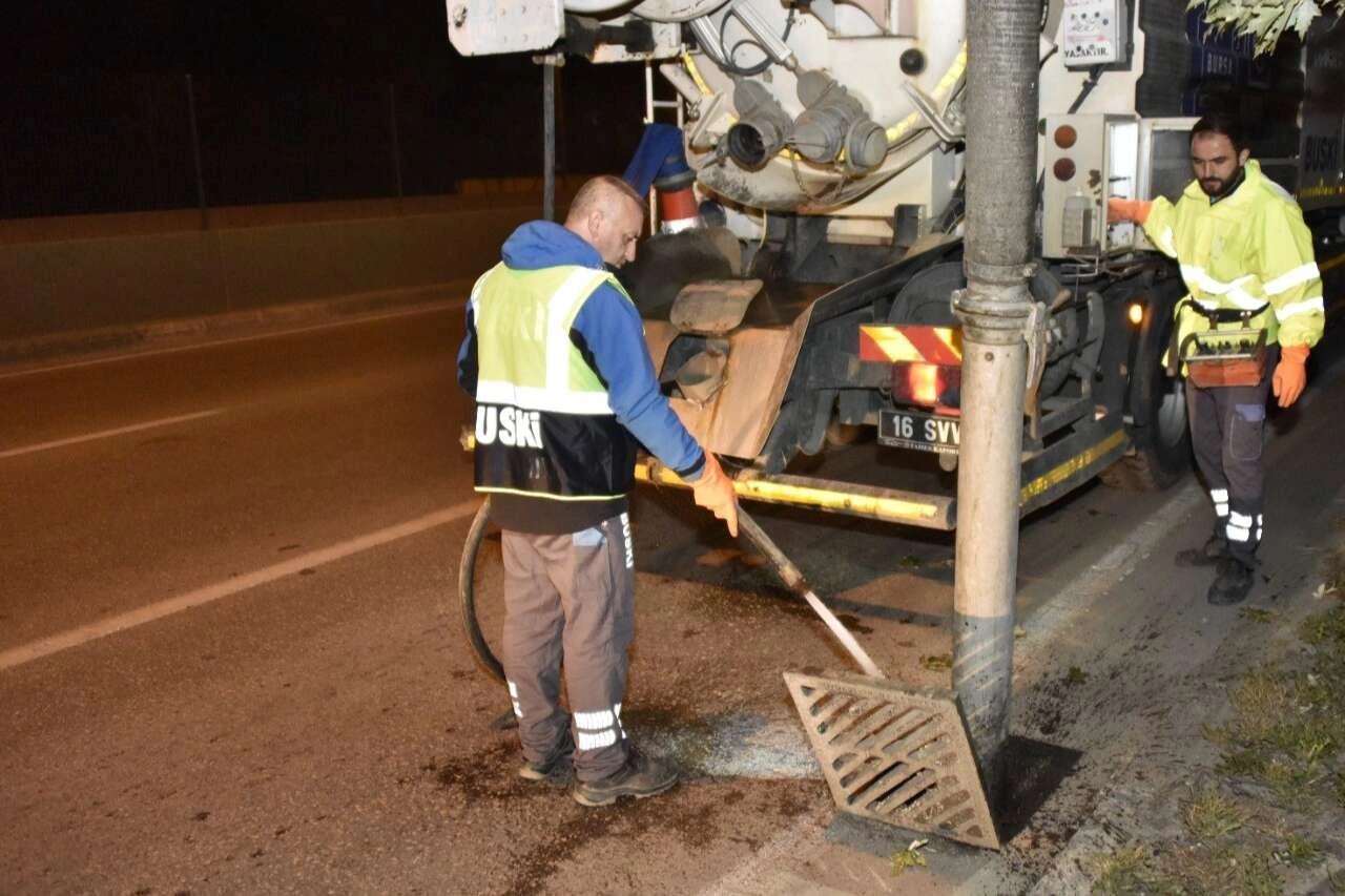 Bursa'da mazgallar gece temizleniyor