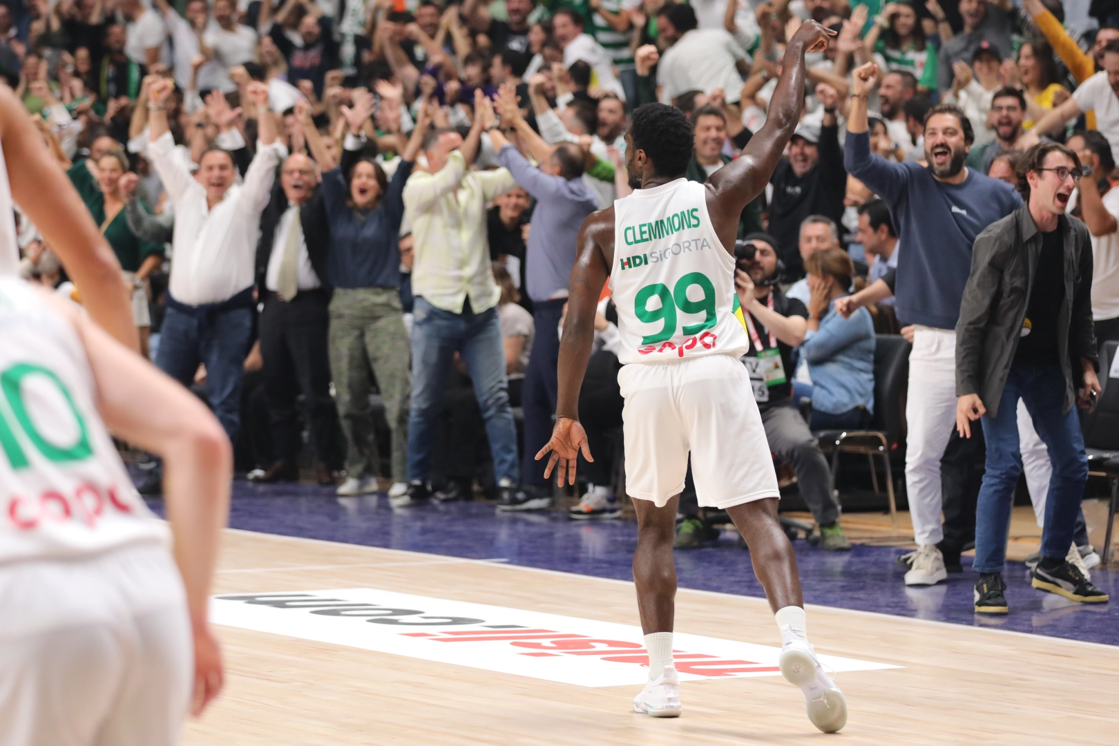 Frutti Extra Bursaspor, Anadolu Efes'i mağlup etti