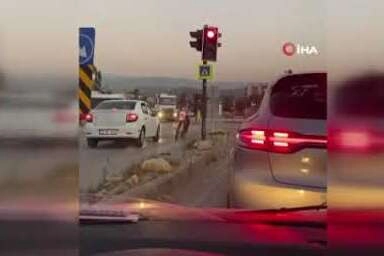 Trafikte bu sürücülerin yaptıkları görenler şaştı kaldı