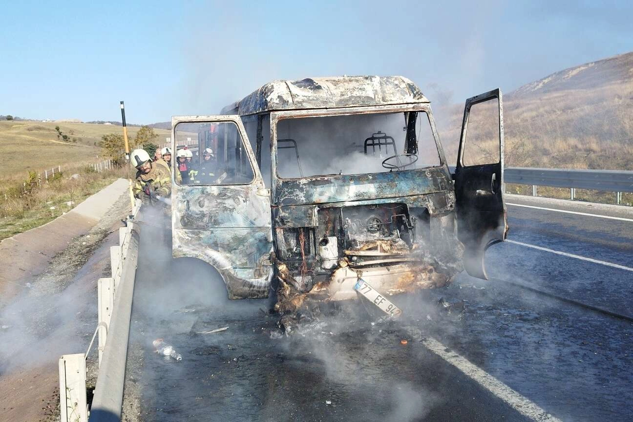 Bursa'da tamir için yola çıkan minibüs alev alev yandı