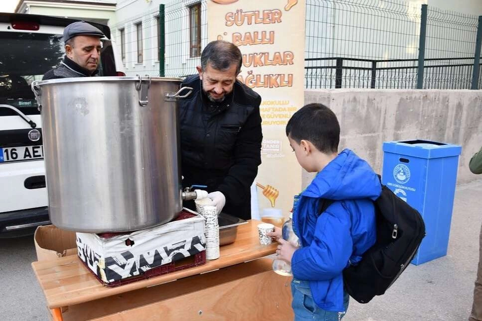 Kestel Belediyesi’nden öğrencilere ballı süt ikramı