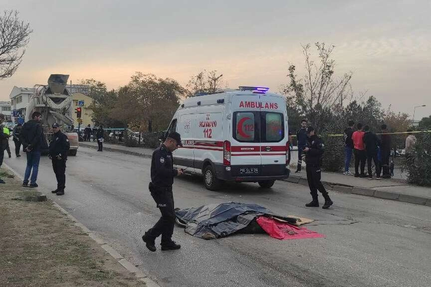 Beton mikserinin altında kalan 14 yaşındaki bisikletli genç hayatını kaybetti