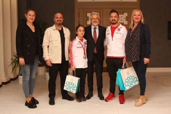 Başkan Erdem’den ödüllü sporculara kutlama