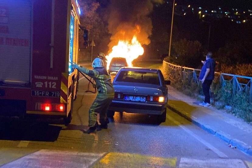 Seyir halindeki otomobil alev alev yandı