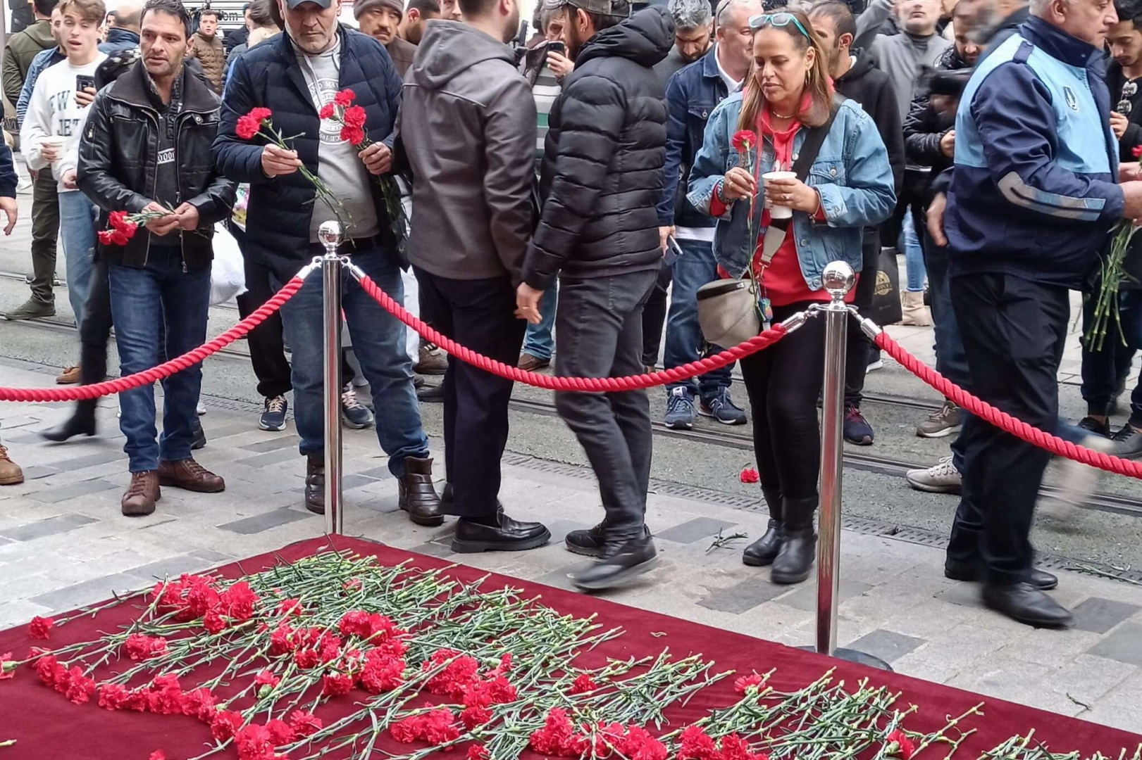 İstanbul'da hayatını kaybedenler anısına karanfil bırakıldı