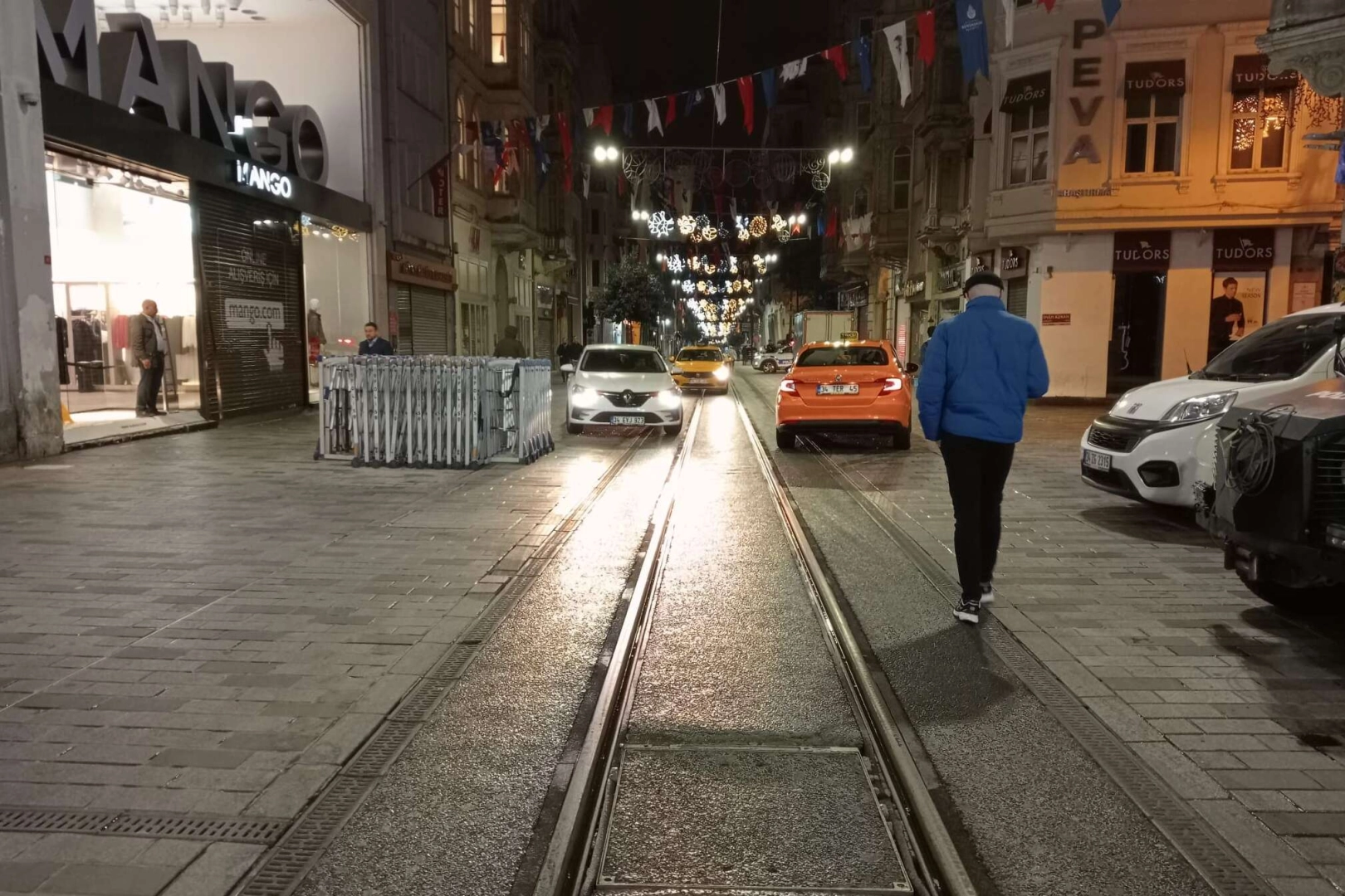 Taksim Meydanı ve İstiklal Caddesi yaya ve araç trafiğine açıldı