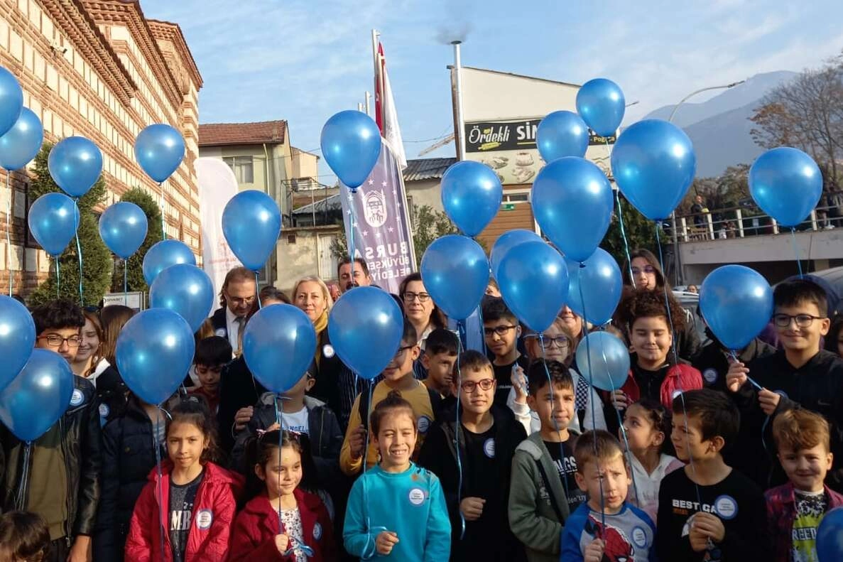 Mavi balonlar ‘diyabet için’ gökyüzünde