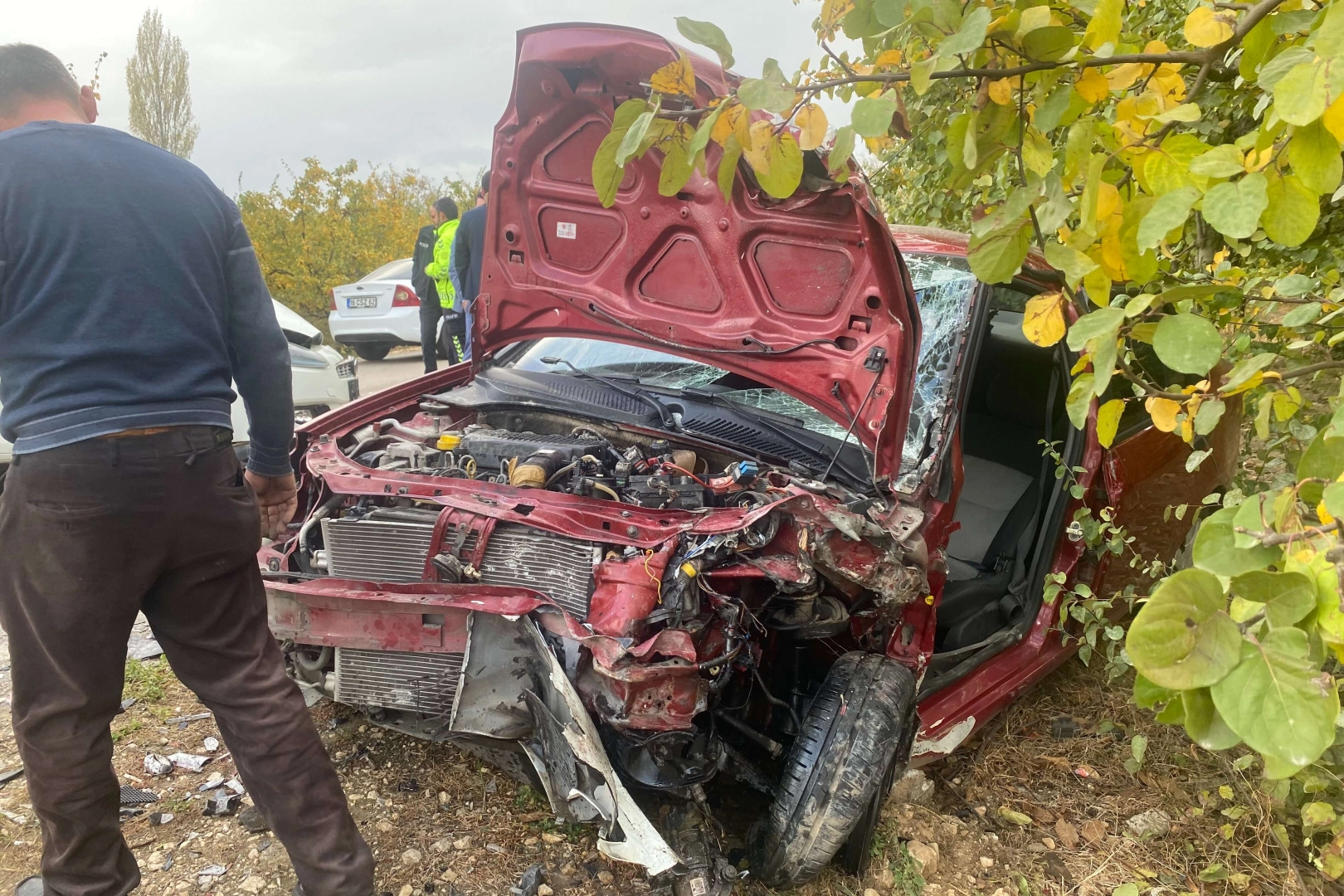 Otomobiller kafa kafaya çarpıştı, ortalık savaş alanına döndü