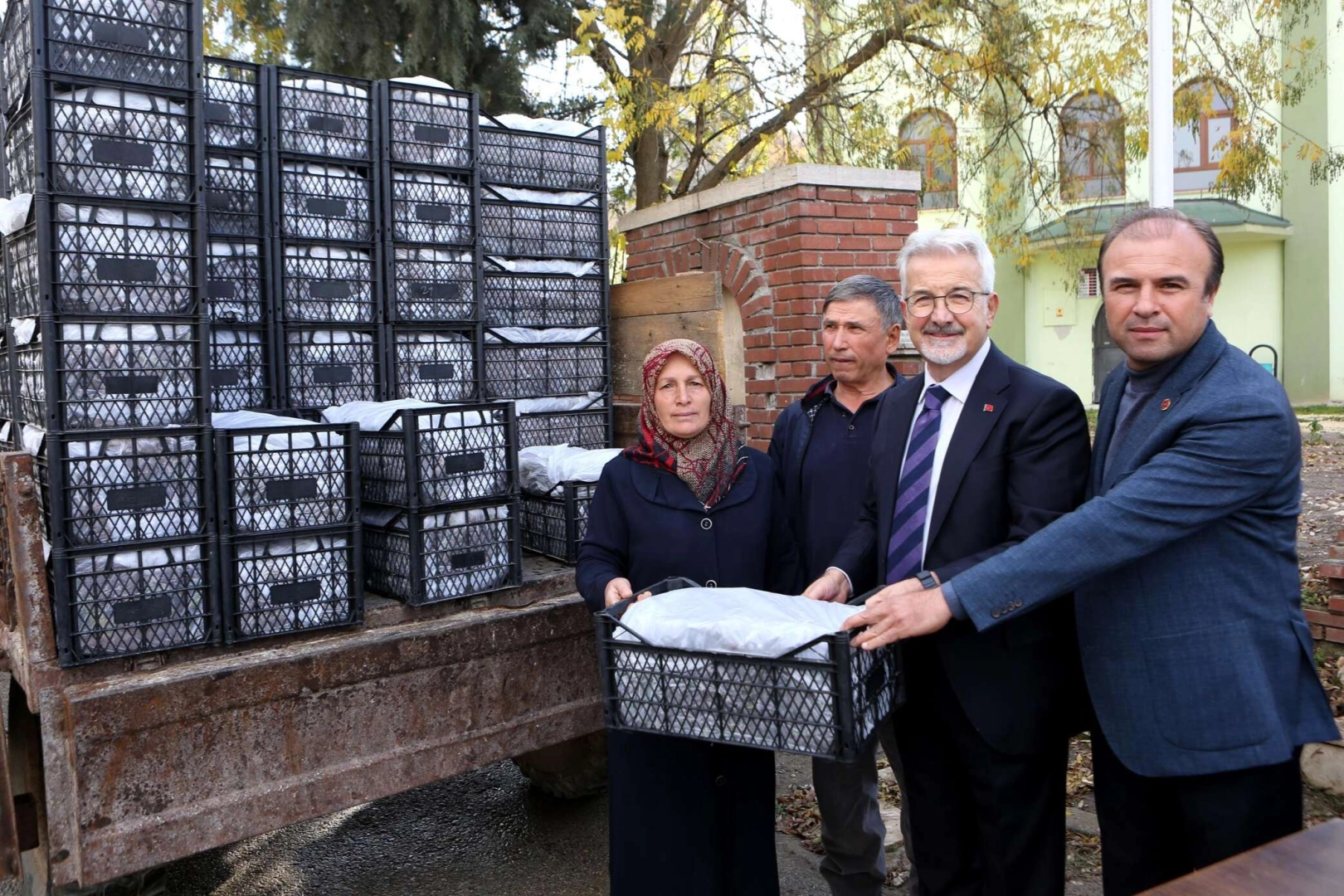 Nilüfer Belediyesi’nden kadın üreticilere 100 bin çilek fidesi