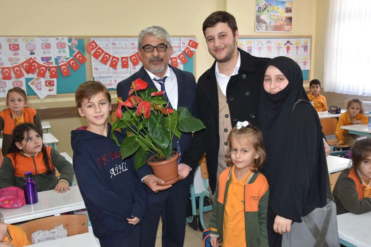 4 kardeşten öğretmenlerine sürpriz ziyaret