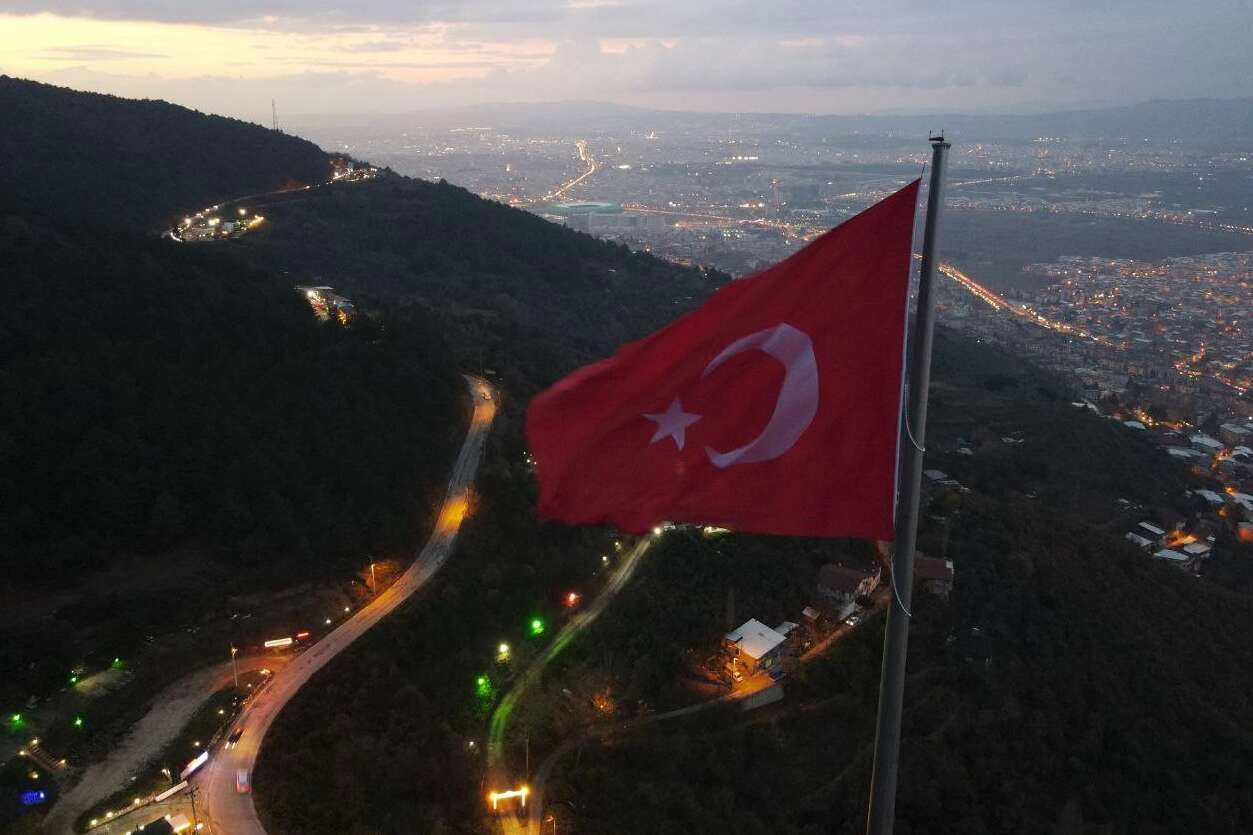 600 metrekarelik Türk bayrağı göklere çekildi