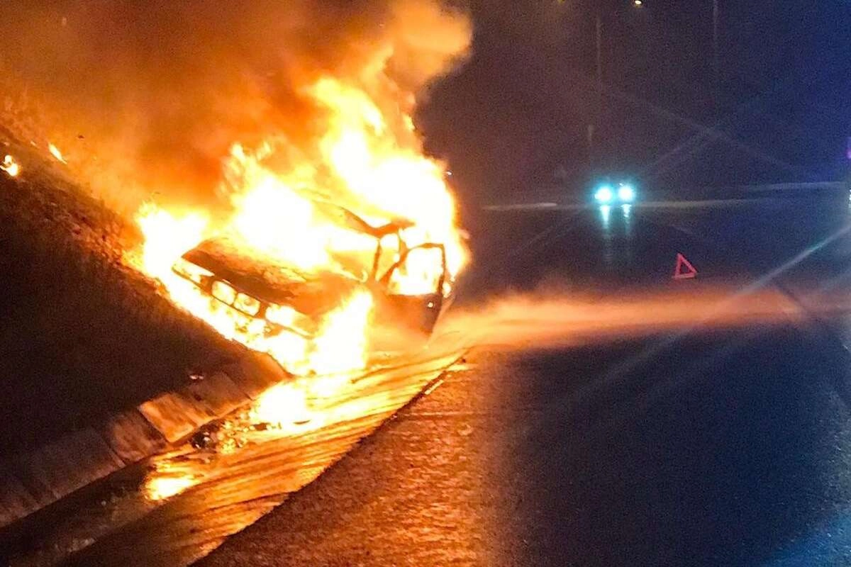 Bursa'da seyir halindeki otomobil alev alev yandı