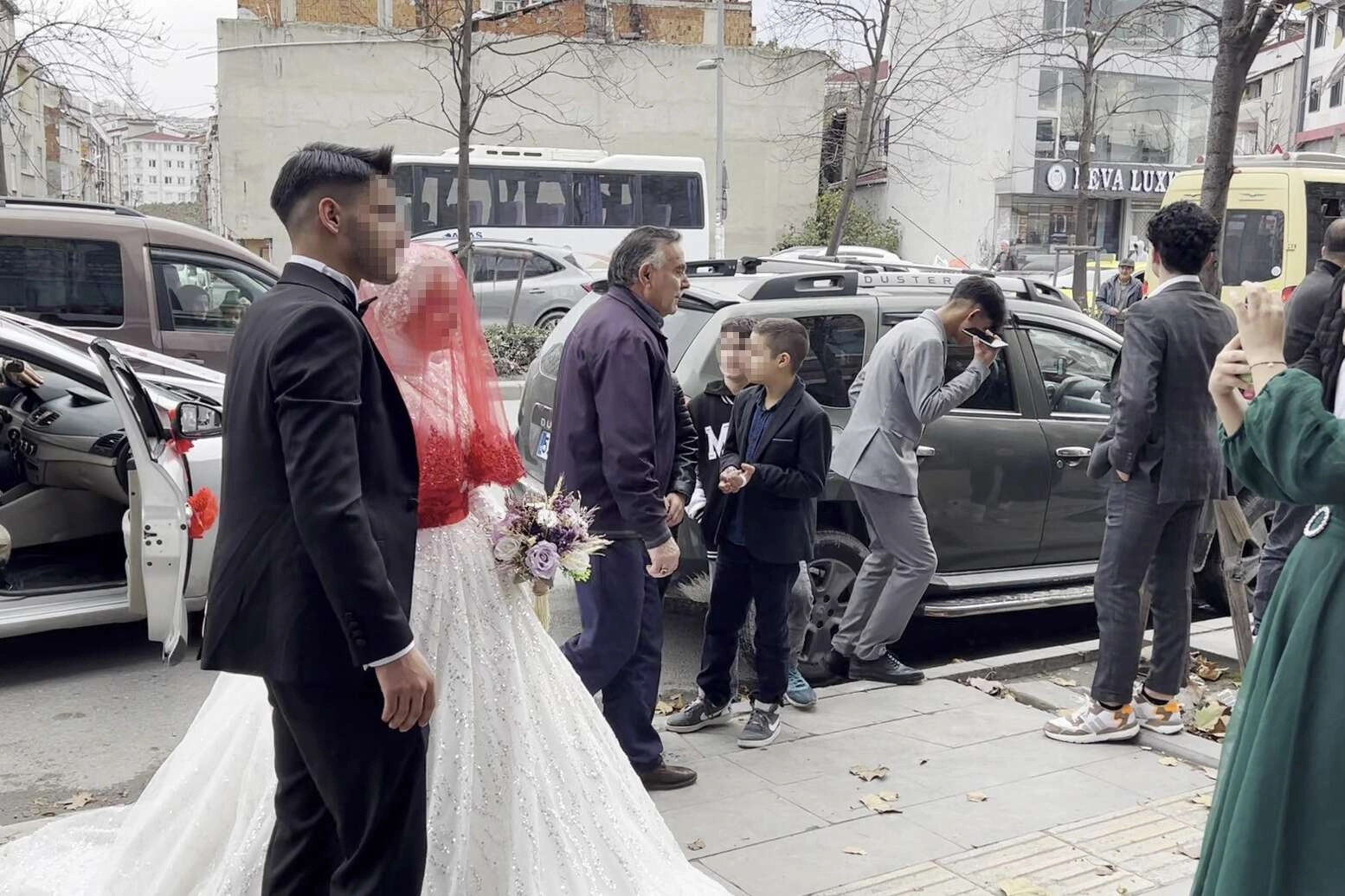 Esenyurt’ta 15 yaşındaki kızın düğününe polis baskını