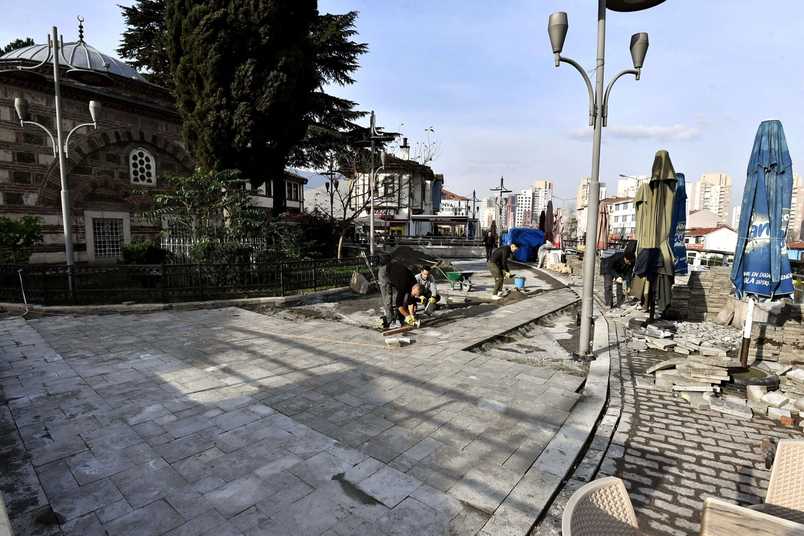 Abdal Camii çevresinde zemin yenileniyor