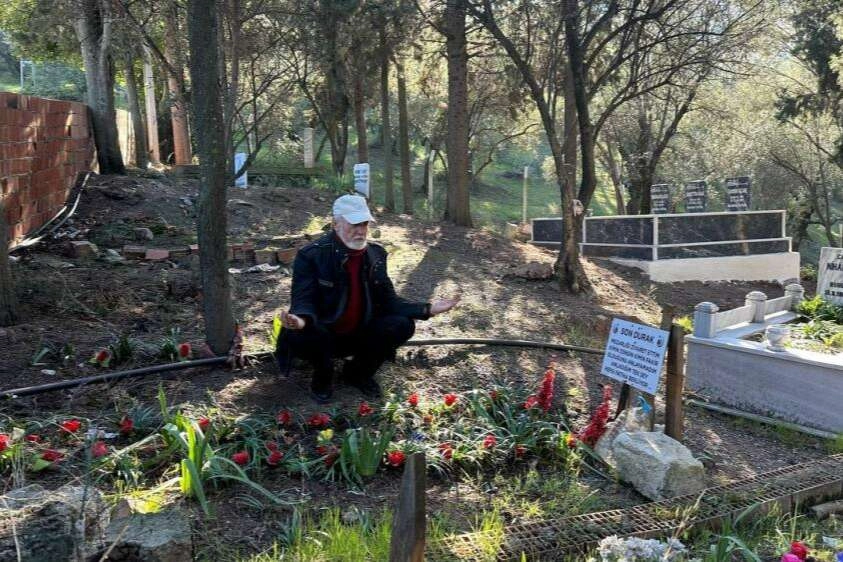 Hayattayken mezarını yaptı, her gün gidip üzerinde yatıyor