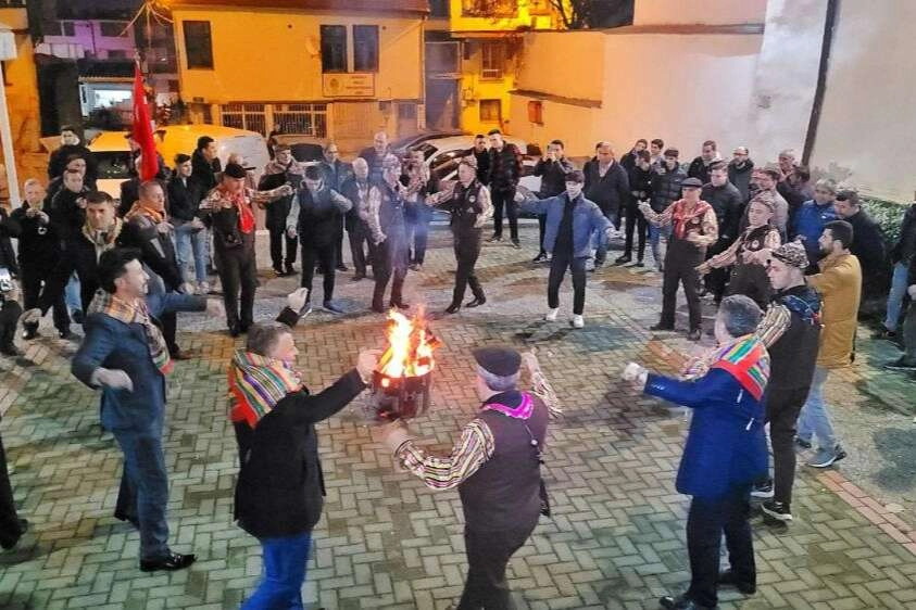 Tüm köylüler haftada bir gün bir araya gelip yöresel oyunlar oynuyor