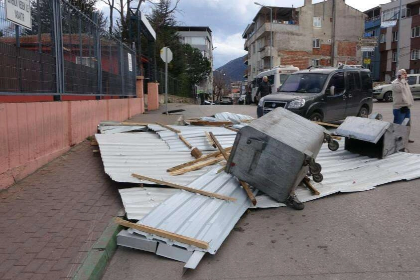 Çatılar uçtu, insanlar yürümekte güçlük çekti