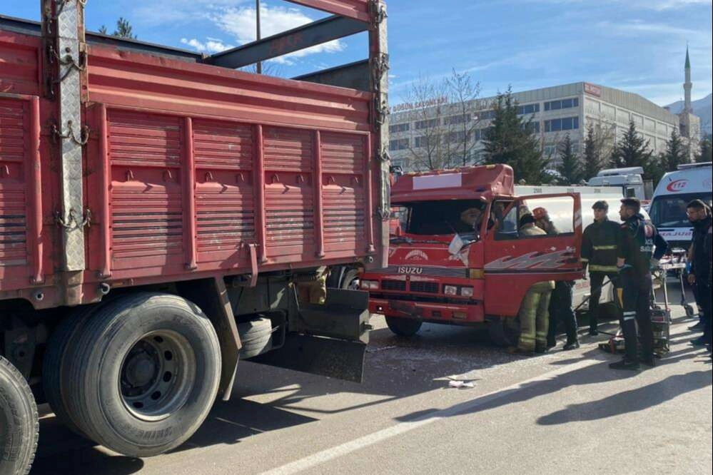 Yakıt tankeri kamyona çarptı, can pazarı yaşandı