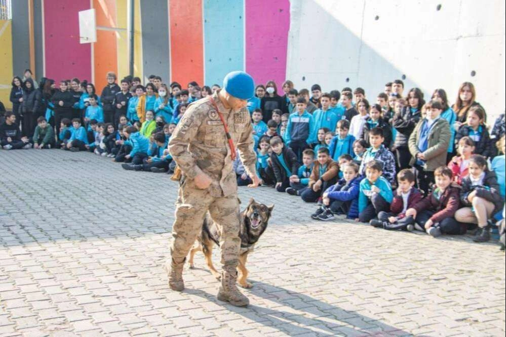 Jandarmadan 400 öğrenciye karne sürprizi