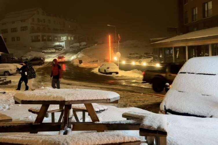 Kar kalınlığı 16 santimetreyi geçti, vatandaşlar Uludağ'a akın etti