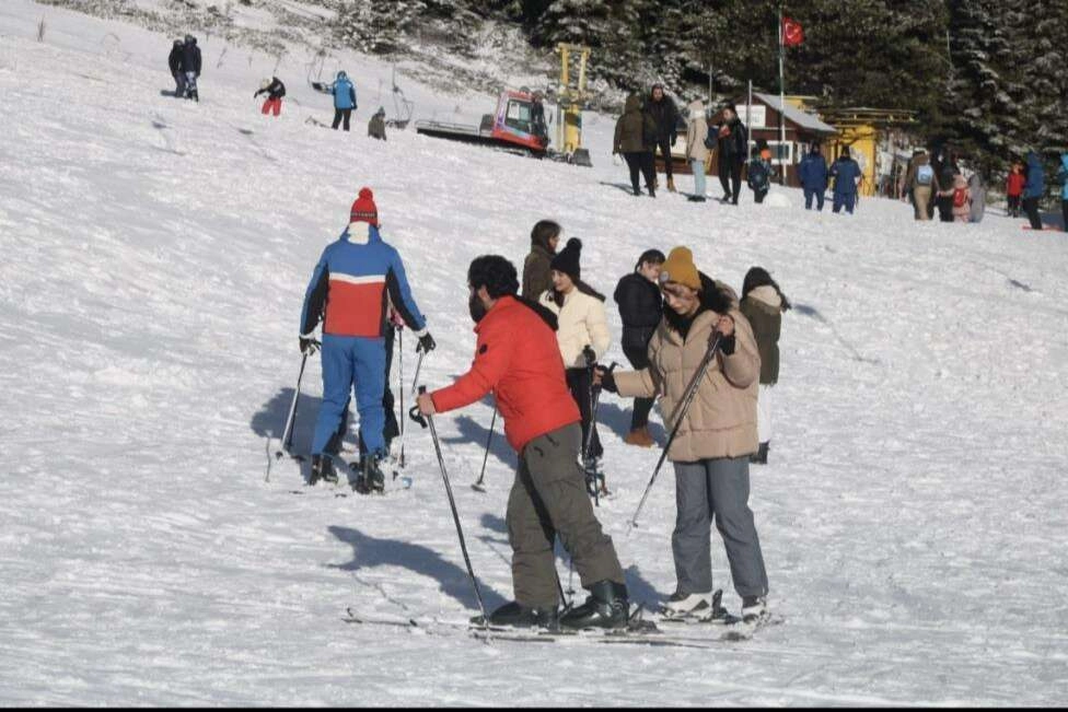 Kar sürprizi yaşanmıştı...Yarı yıl tatiliyle Uludağ'da pistler doldu