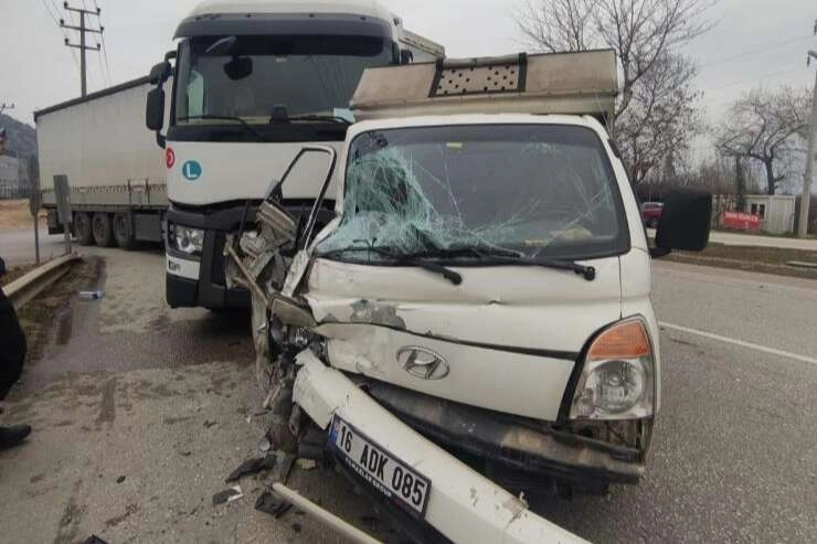 Bursa'da TIR ile kamyonet çarpıştı, sıkışan yolcuyu itfaiye kurtardı