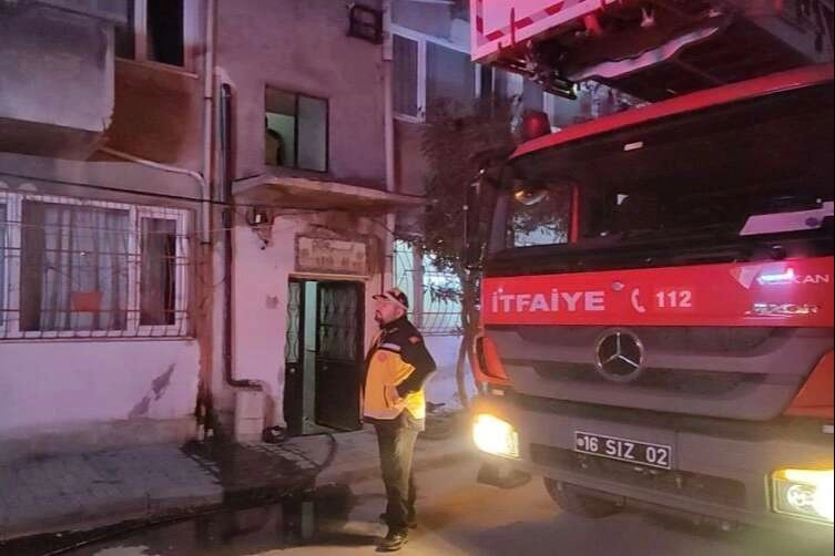 Doğal gaz patladı bina sakinleri faciadan döndü